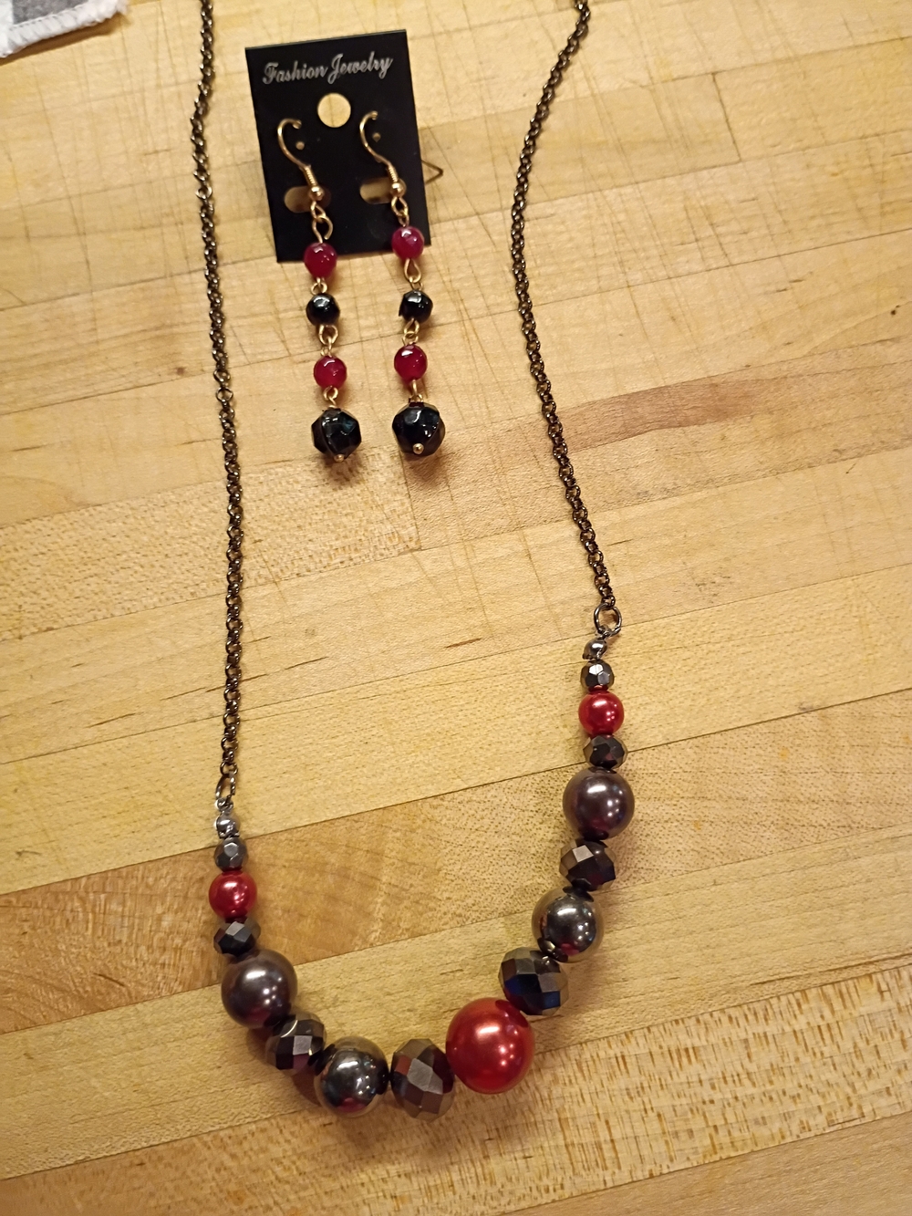 Fashion Jewelry Red and Black Bead Necklace with Matching Drop Earrings